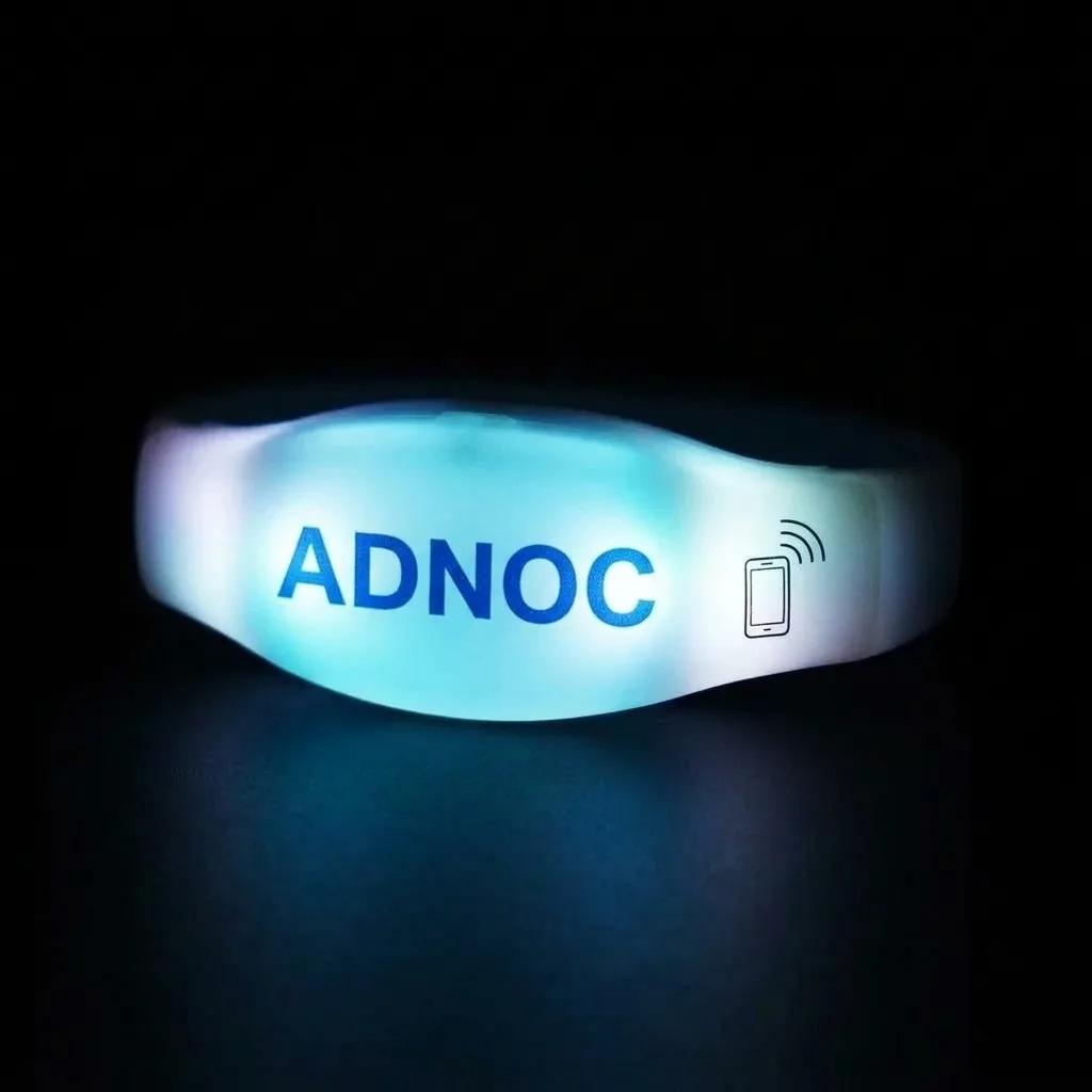 Bracelet LED lumineux avec marquage ADNOC et pictogramme NFC