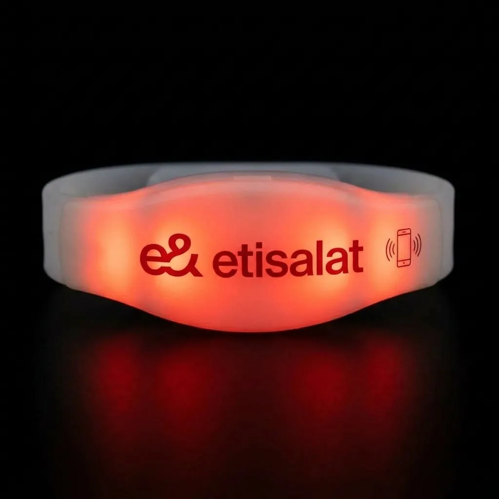 Bracelet LED lumineux avec marquage e& etisalat et pictogramme NFC