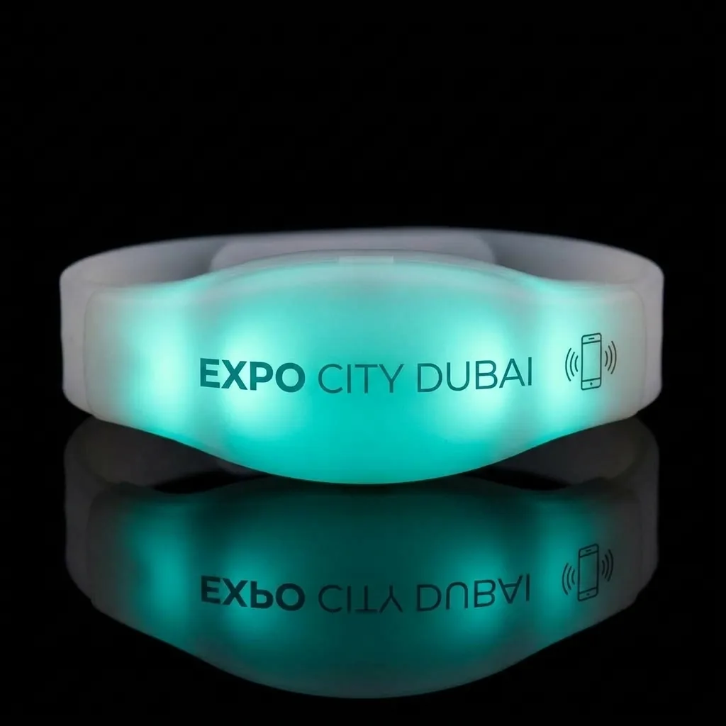 Bracelet LED lumineux avec marquage Expo City Dubai et pictogramme NFC