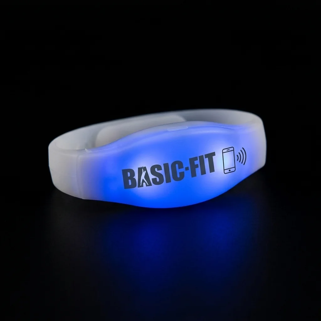 Bracelet LED lumineux avec marquage Basic-Fit et pictogramme NFC