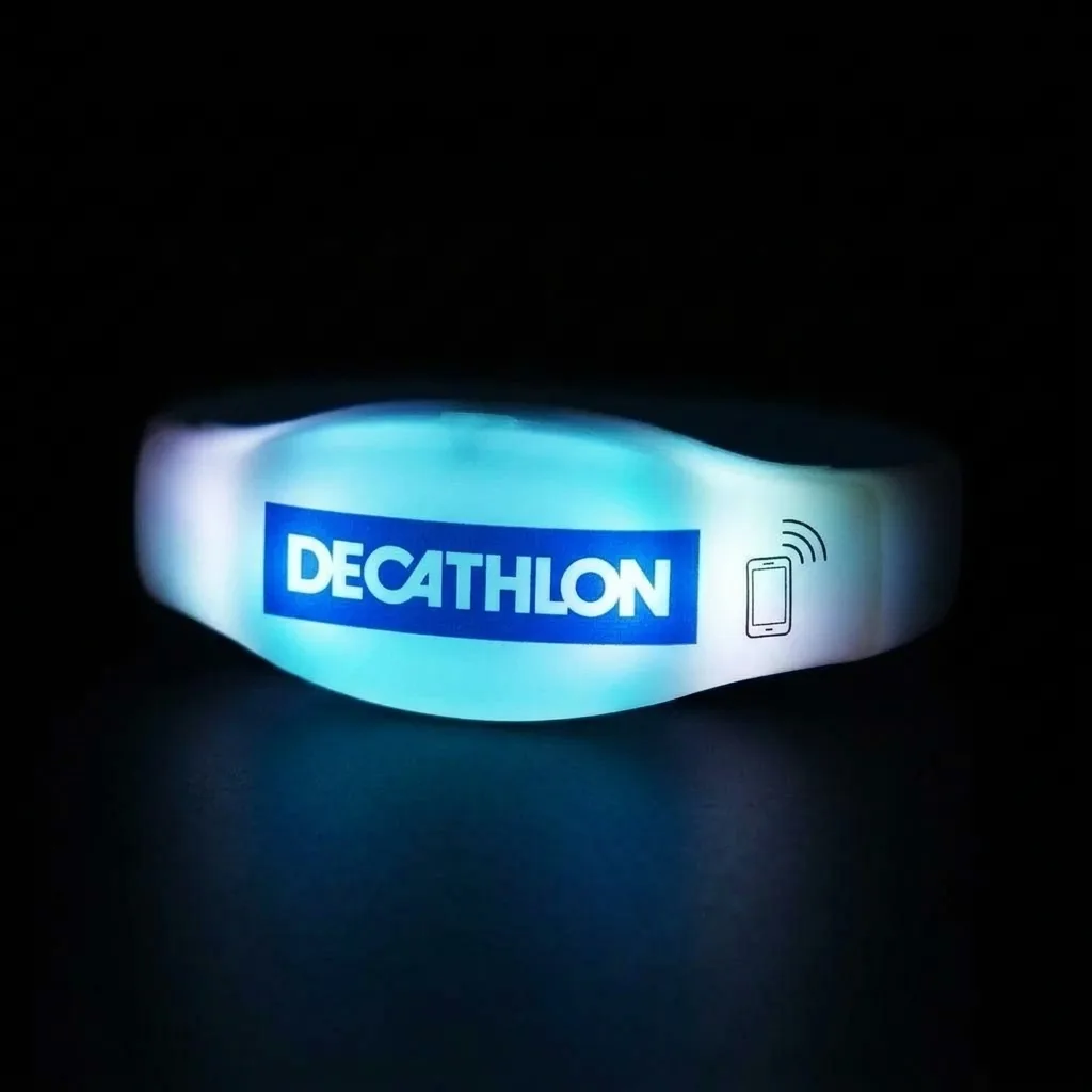 Bracelet LED lumineux avec marquage Decathlon et pictogramme NFC