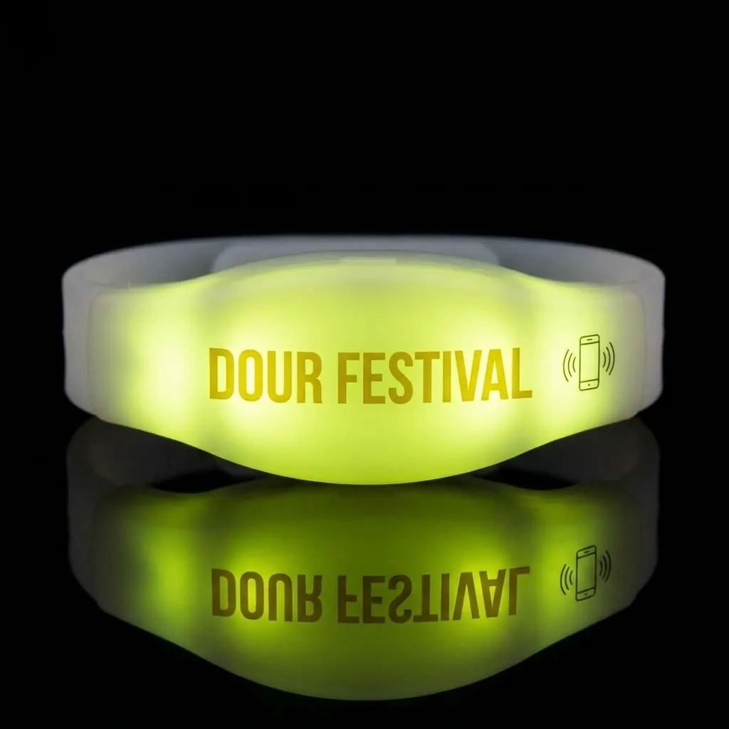 Bracelet LED lumineux avec marquage Dour Festival et pictogramme NFC