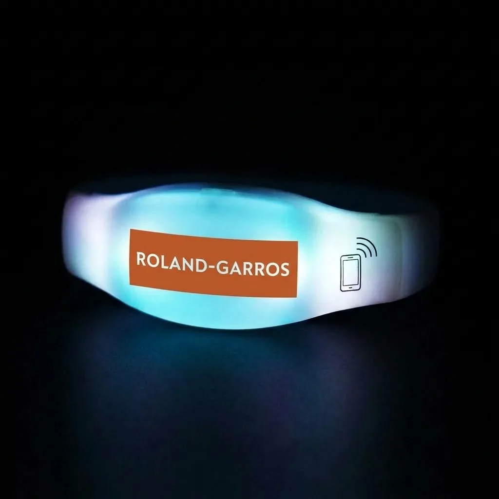 Bracelet LED lumineux avec marquage Roland-Garros et pictogramme NFC