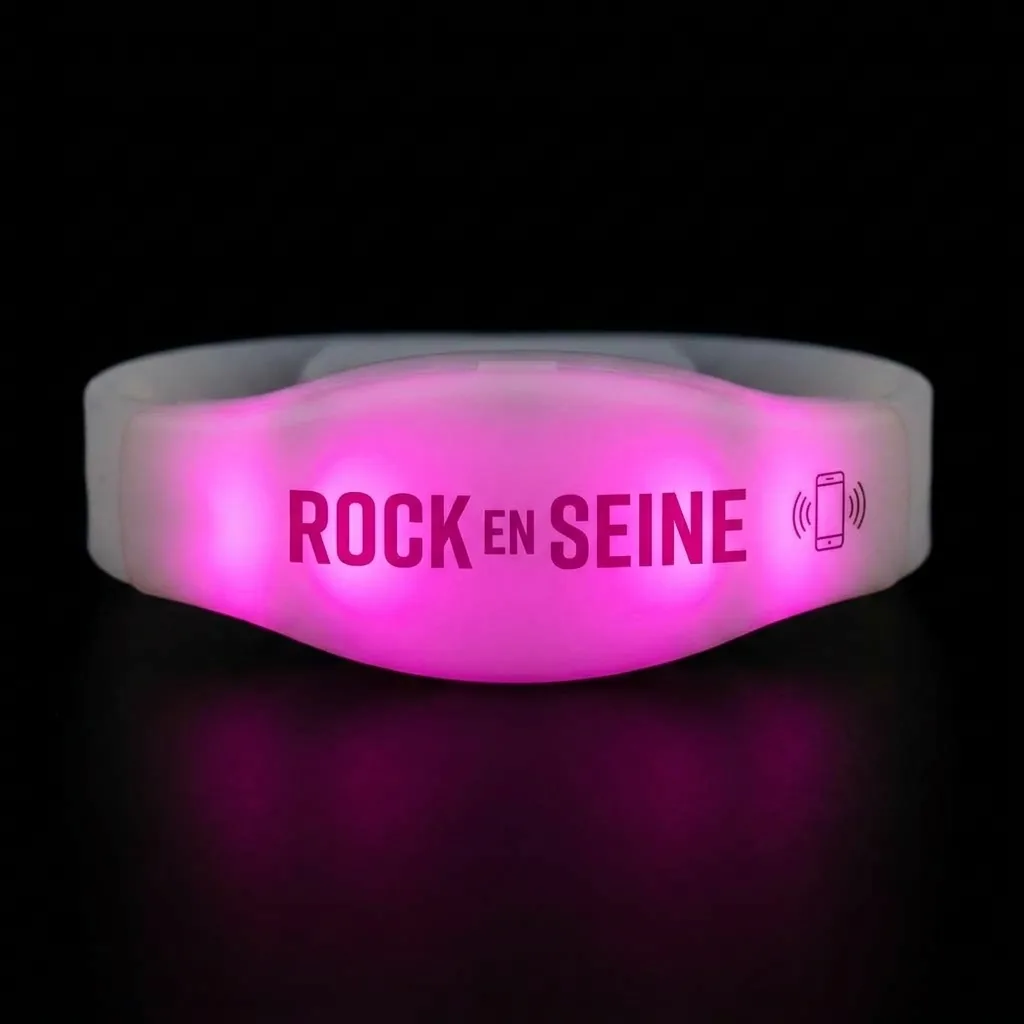 Bracelet LED lumineux avec marquage Rock en Seine et pictogramme NFC
