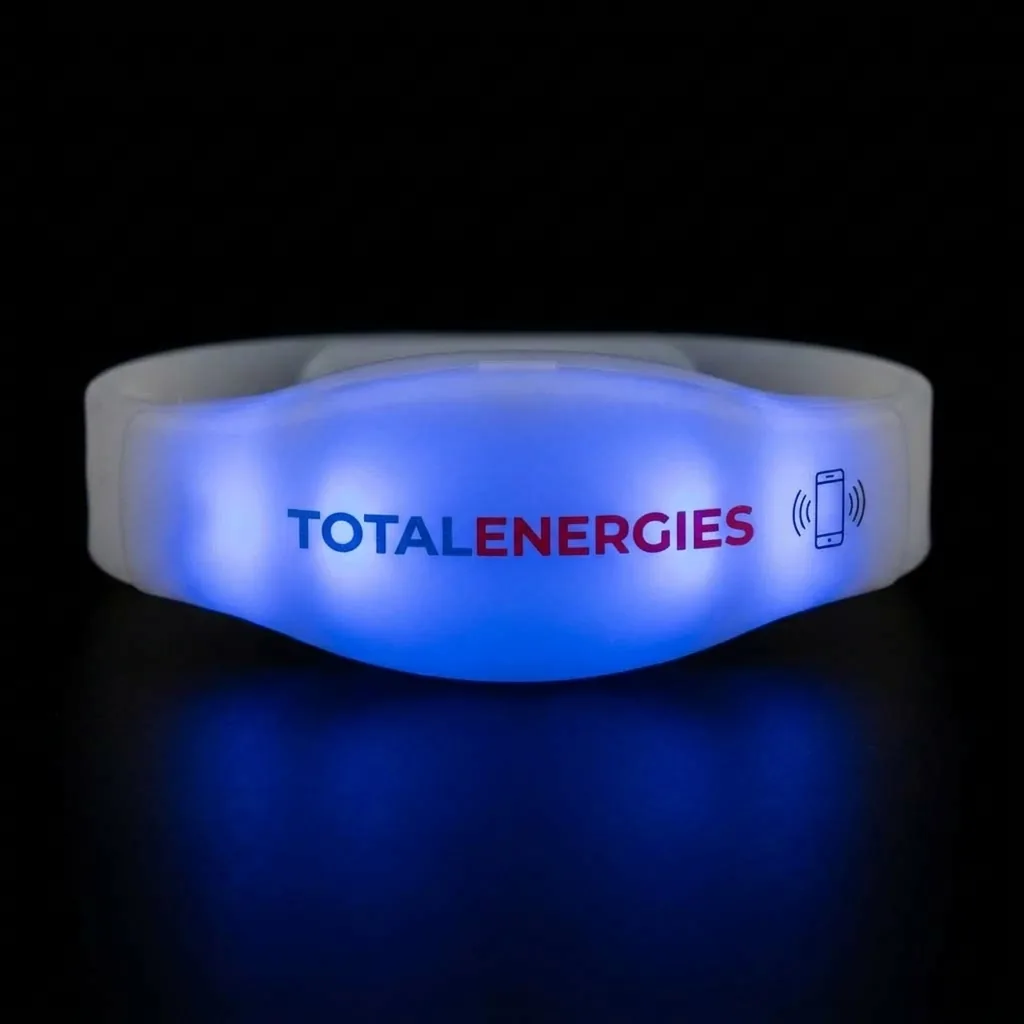 Bracelet LED lumineux avec marquage TotalEnergies et pictogramme NFC